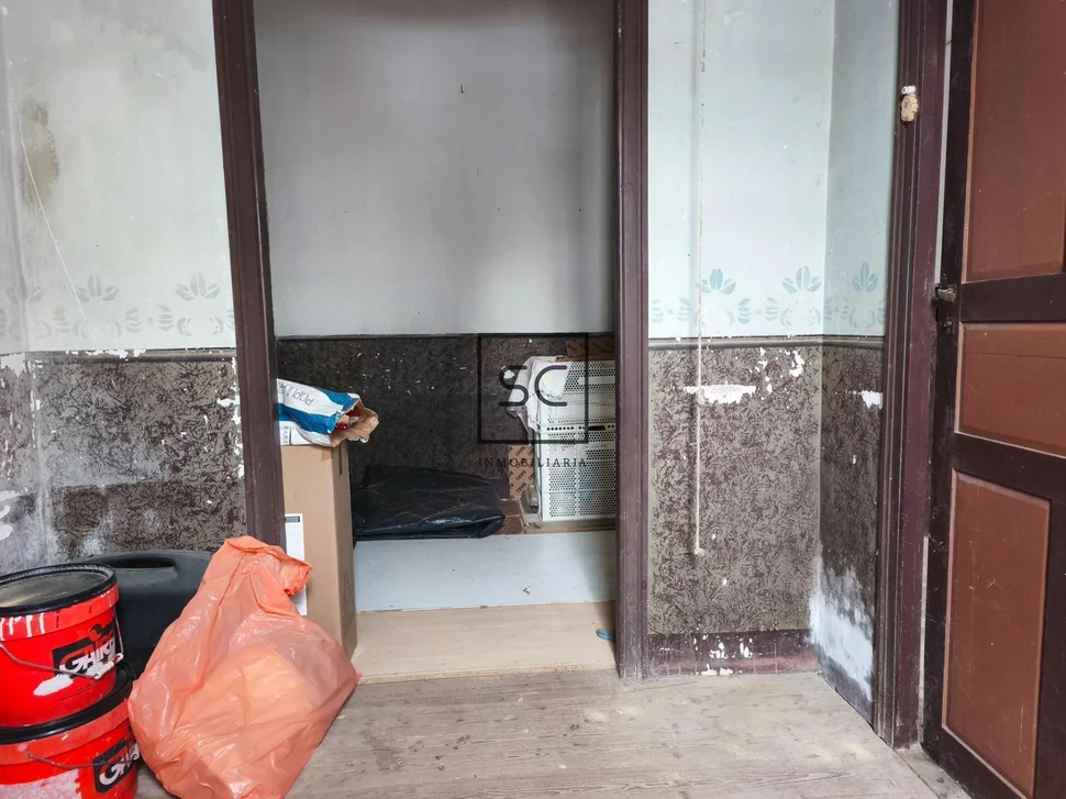 Casa con garajes y bodega en Neda.