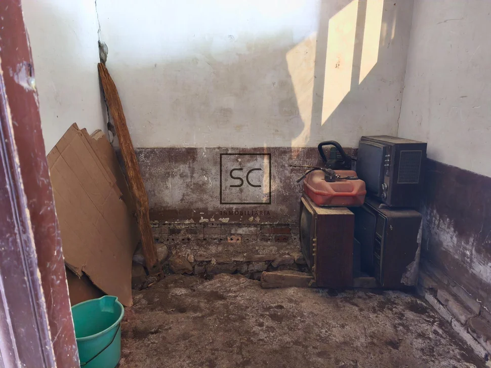 Casa con garajes y bodega en Neda.