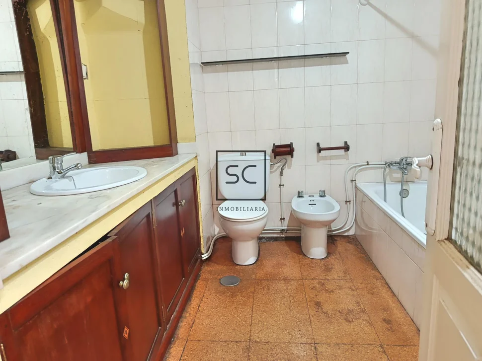 Piso con balcón en el centro, Ferrol.