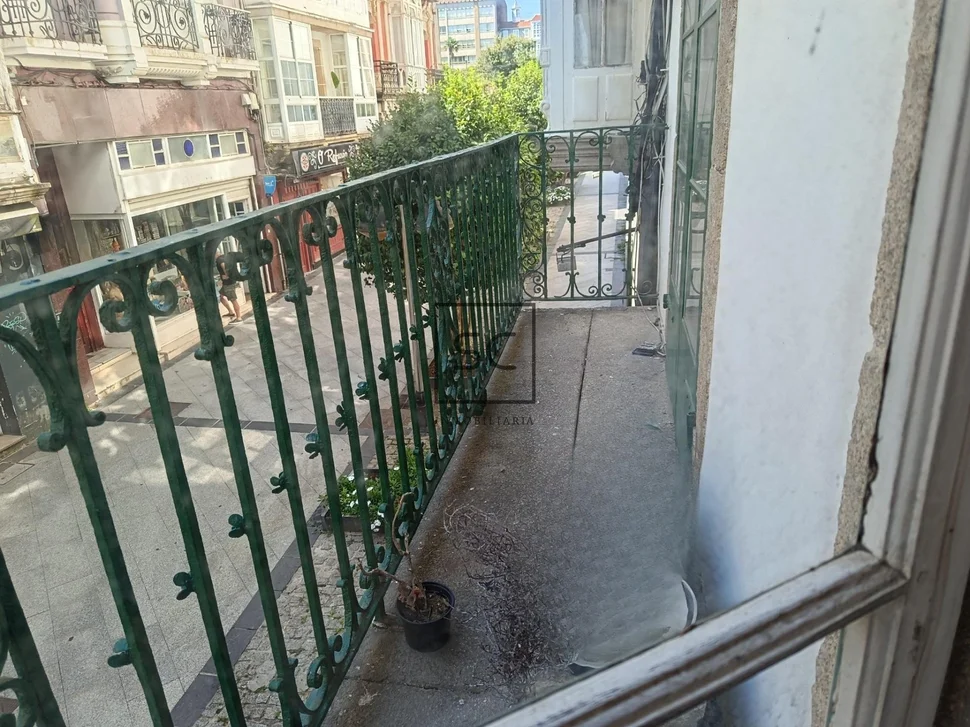 Piso con balcón en el centro, Ferrol.
