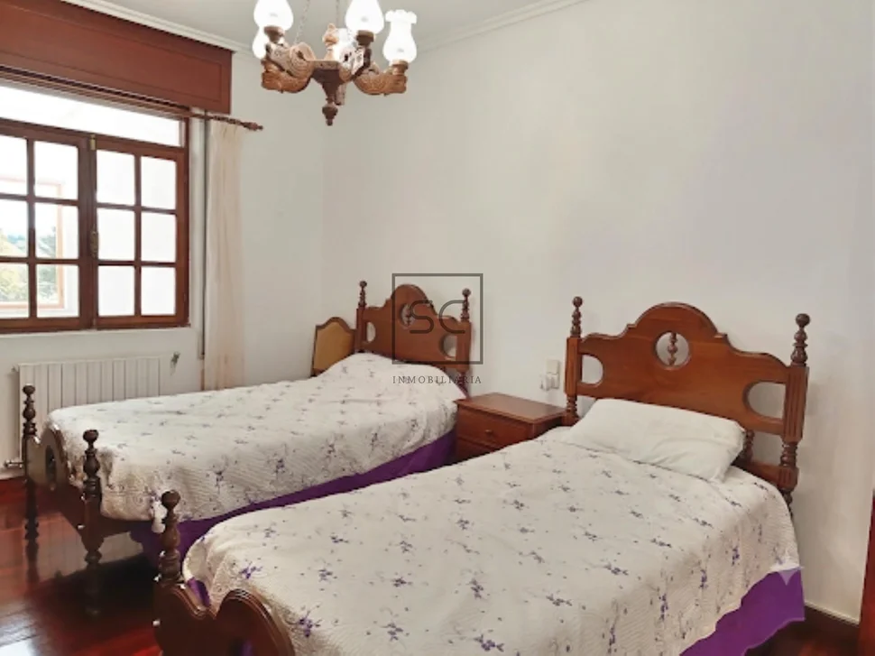 Chalet con finca y garaje en Narón.