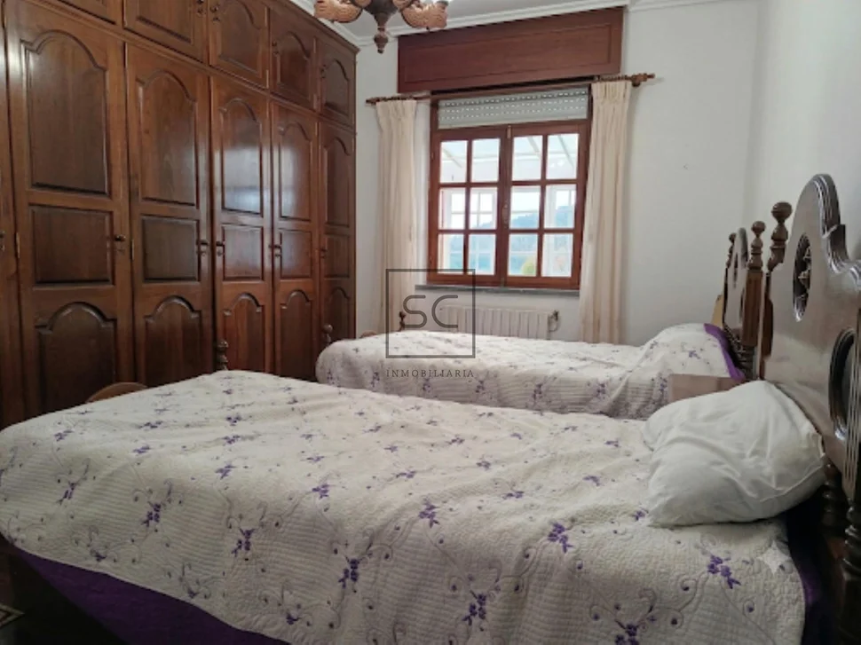 Chalet con finca y garaje en Narón.