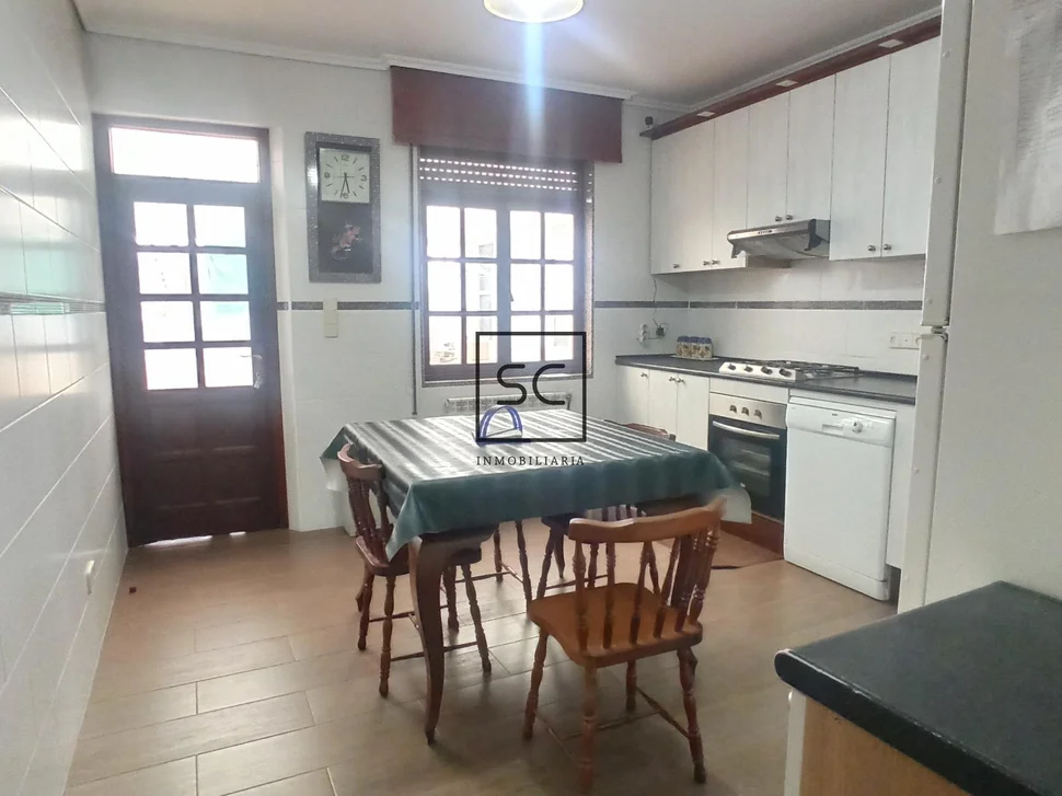 Chalet con finca y garaje en Narón.