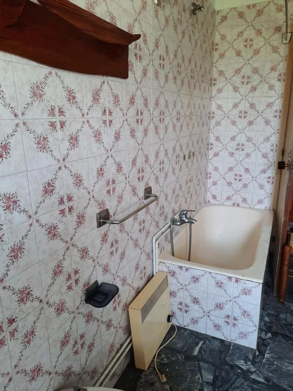Se vende casa independiente con finca próxima a la playa en sequeiro, valdoviño