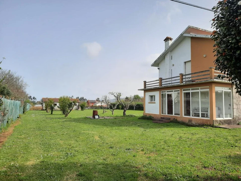 Se vende casa independiente con finca próxima a la playa en sequeiro, valdoviño