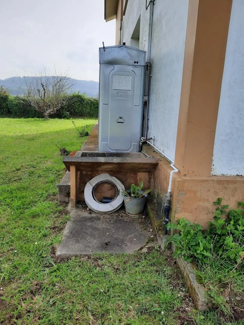Se vende casa independiente con finca próxima a la playa en sequeiro, valdoviño