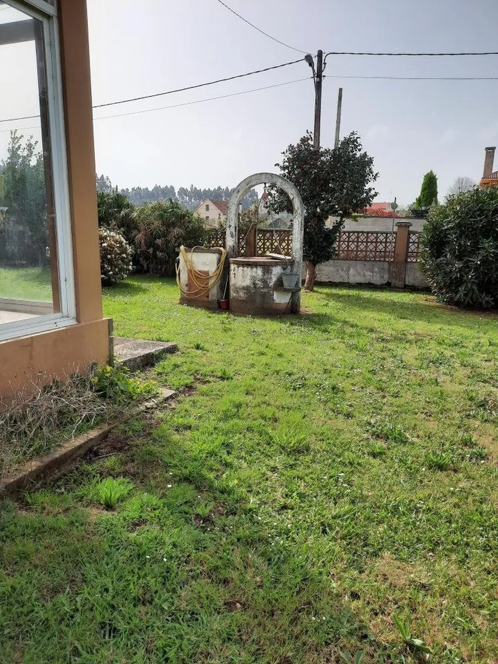 Se vende casa independiente con finca próxima a la playa en sequeiro, valdoviño
