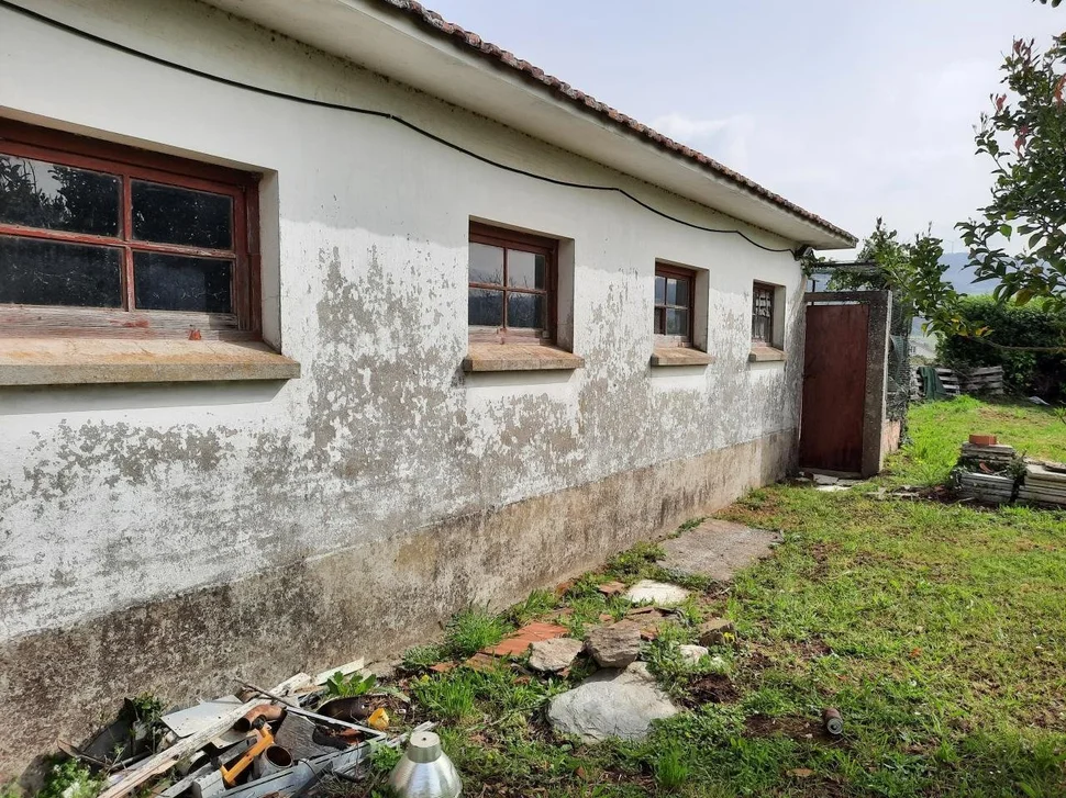 Se vende casa independiente con finca próxima a la playa en sequeiro, valdoviño