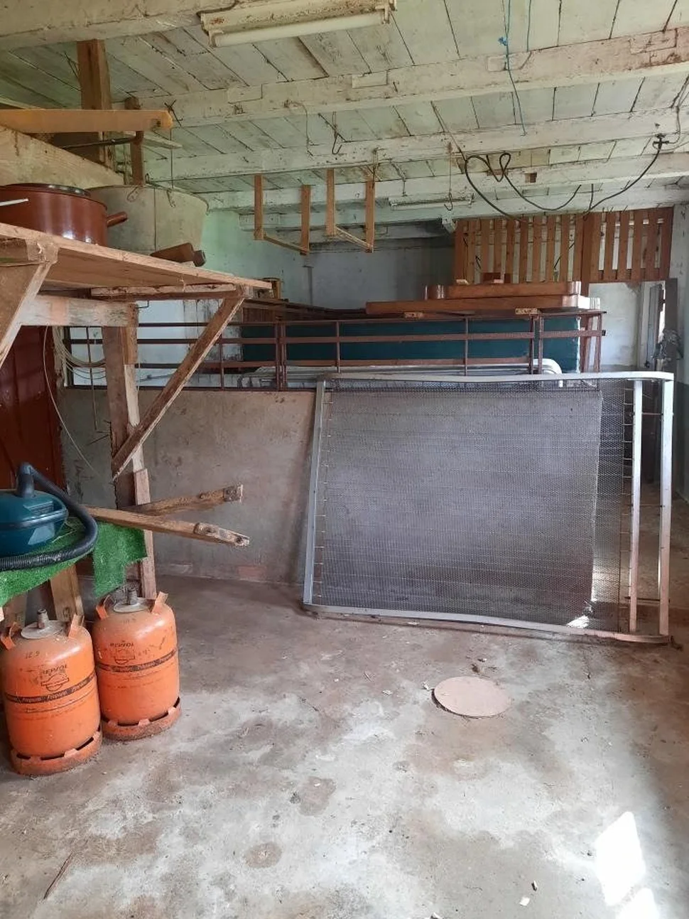 Se vende casa independiente con finca próxima a la playa en sequeiro, valdoviño