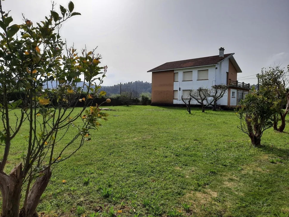 Se vende casa independiente con finca próxima a la playa en sequeiro, valdoviño