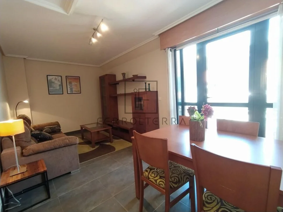 Se alquila piso con terraza en portanova