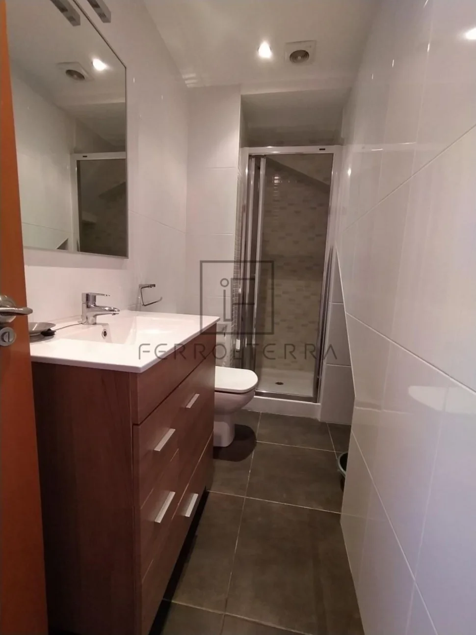 Se alquila piso con terraza en portanova