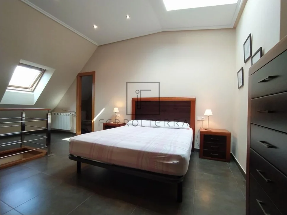 Se alquila piso con terraza en portanova