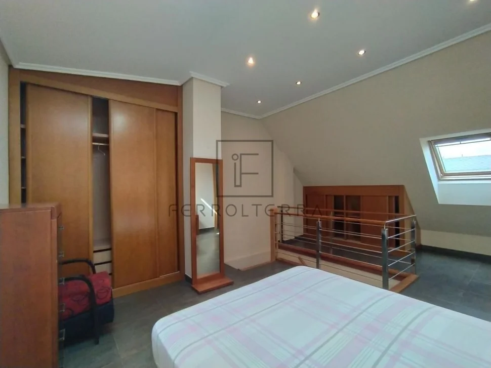 Se alquila piso con terraza en portanova