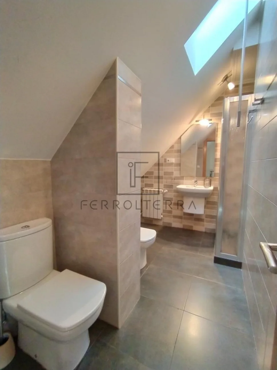 Se alquila piso con terraza en portanova