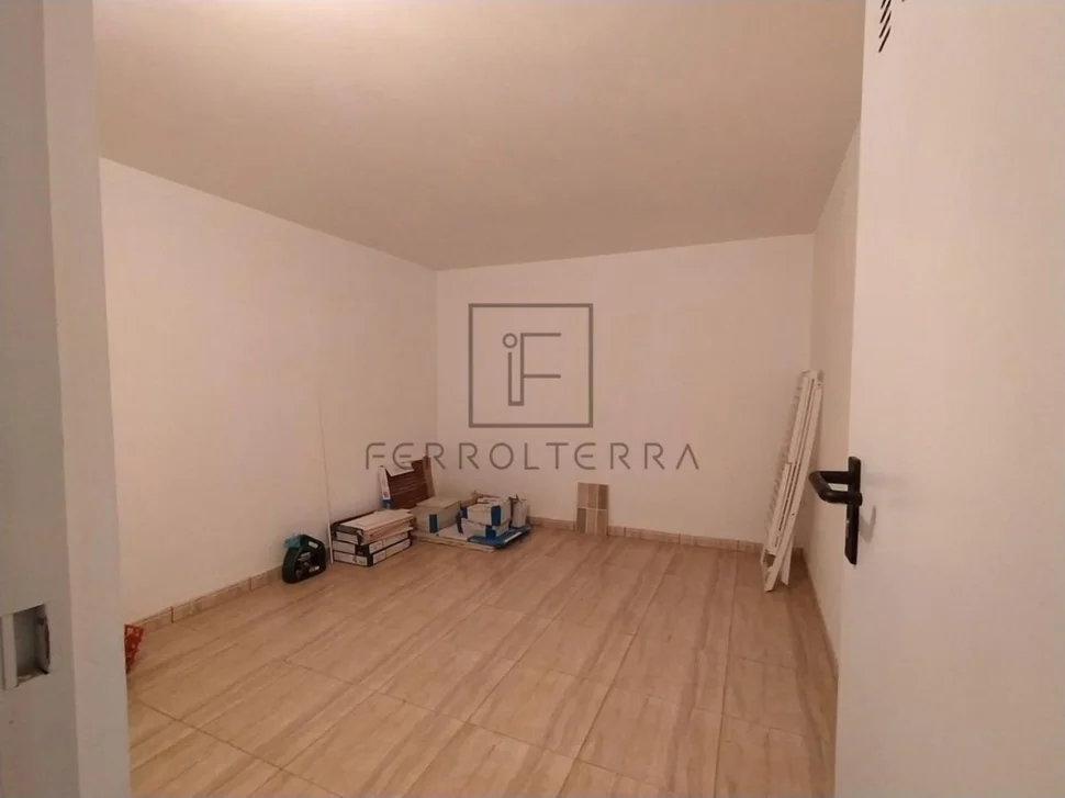 Se alquila piso con terraza en portanova