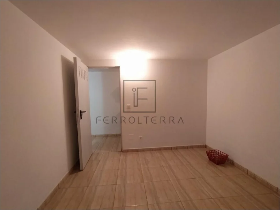 Se alquila piso con terraza en portanova