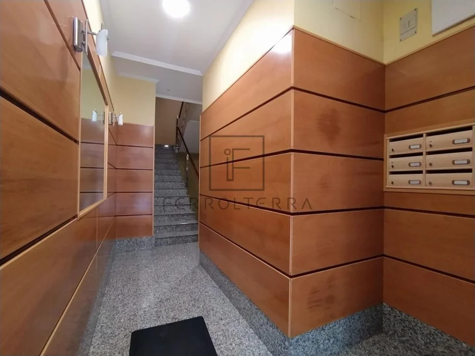 Se alquila piso con terraza en portanova