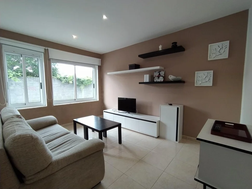 Se vende adosado con terraza y patio ,en ares, ares