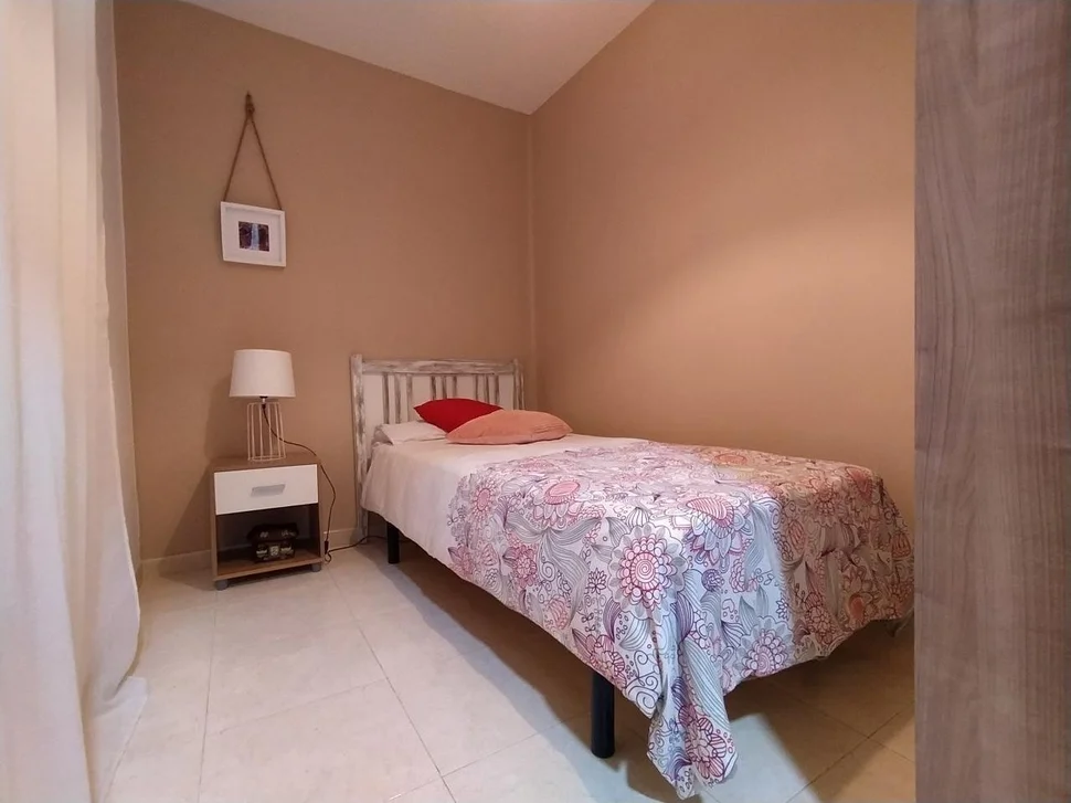 Se vende adosado con terraza y patio ,en ares, ares