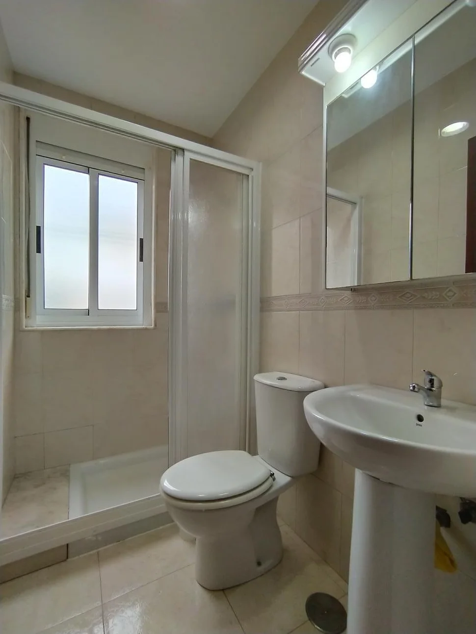 Se vende adosado con terraza y patio ,en ares, ares