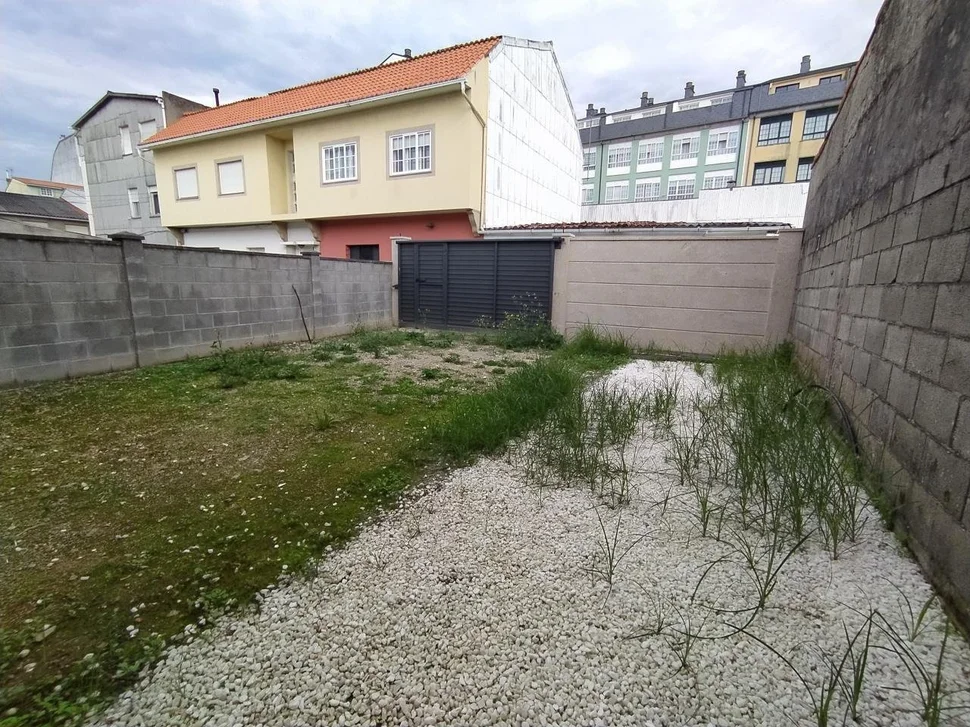 Se vende adosado con terraza y patio ,en ares, ares