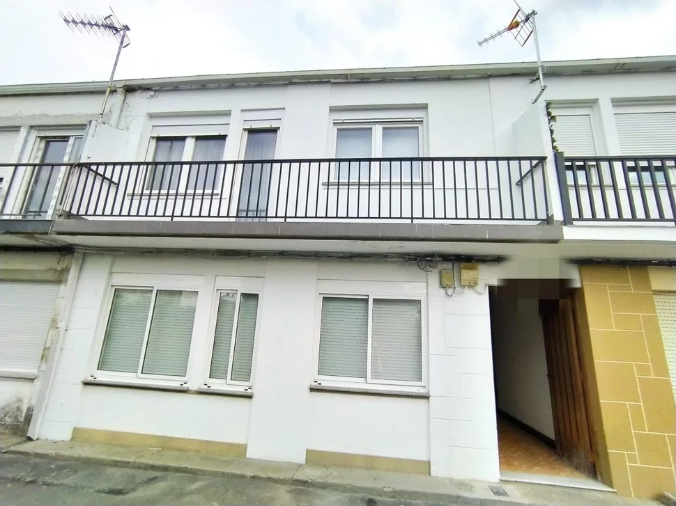 Se vende adosado con terraza y patio ,en ares, ares