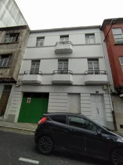 Se vende edificio para reforma integral en el centro con balcones y garajen en canido, ferrol