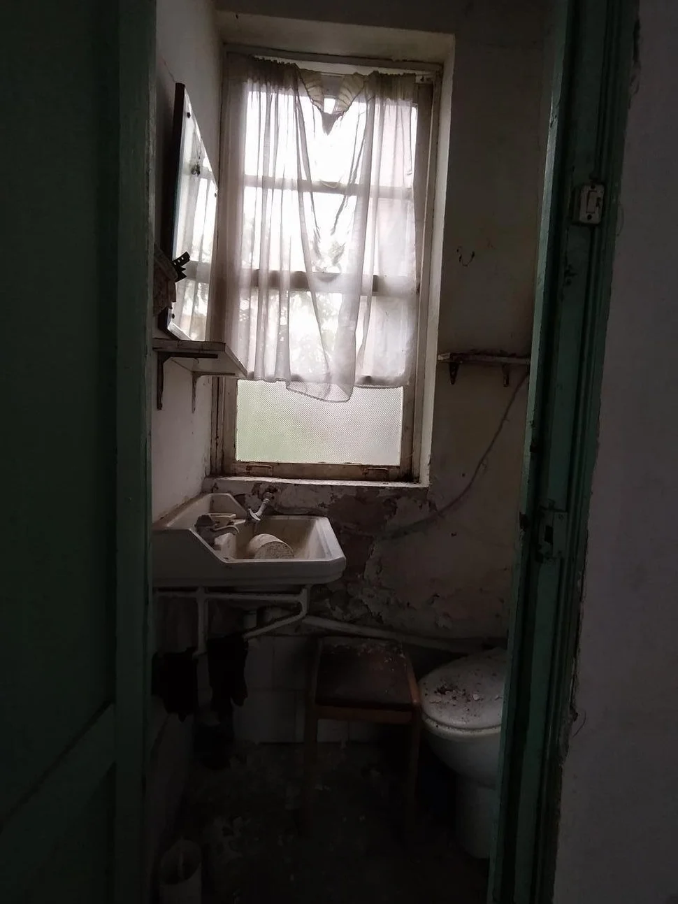 Se vende edificio para reforma integral en el centro con balcones y garajen en canido, ferrol