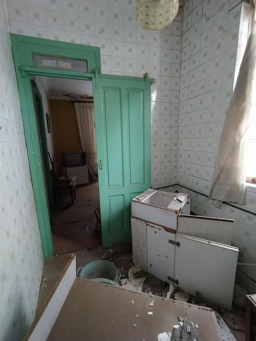 Se vende edificio para reforma integral en el centro con balcones y garajen en canido, ferrol