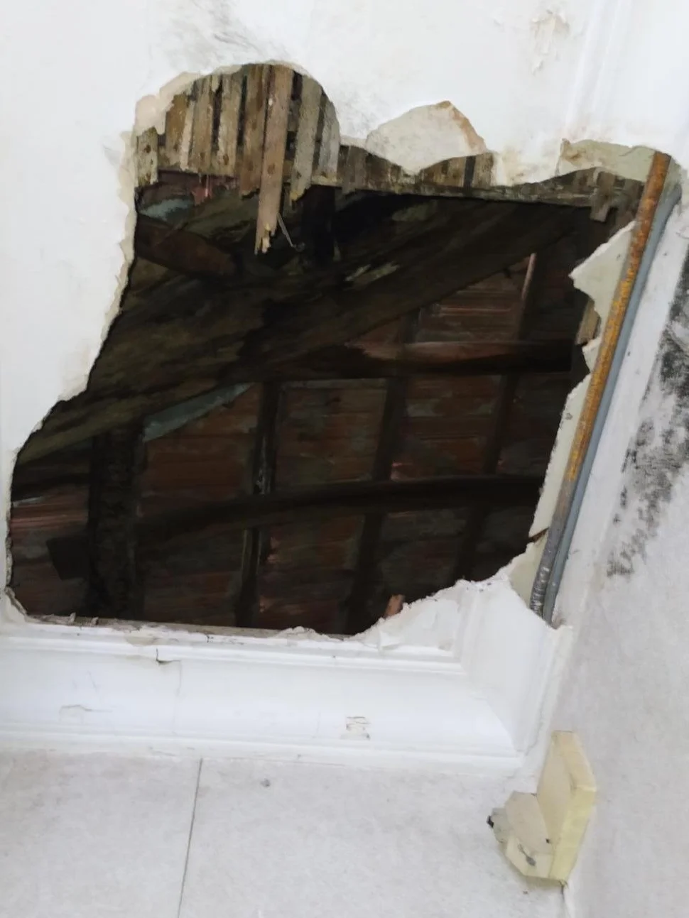 Se vende edificio para reforma integral en el centro con balcones y garajen en canido, ferrol