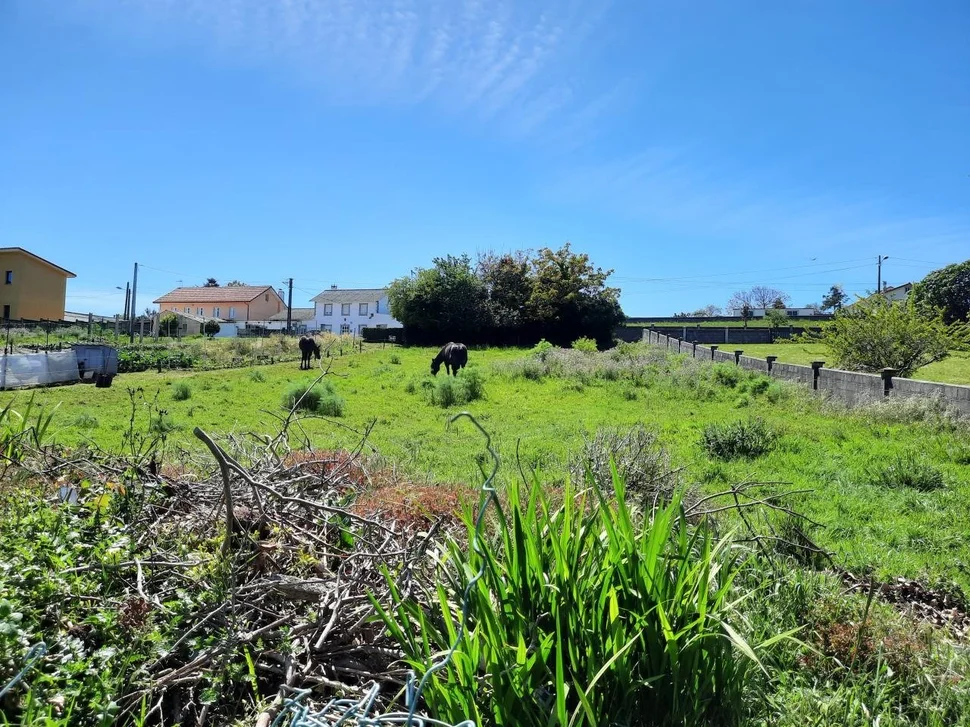 Solar edificable en el val, narón