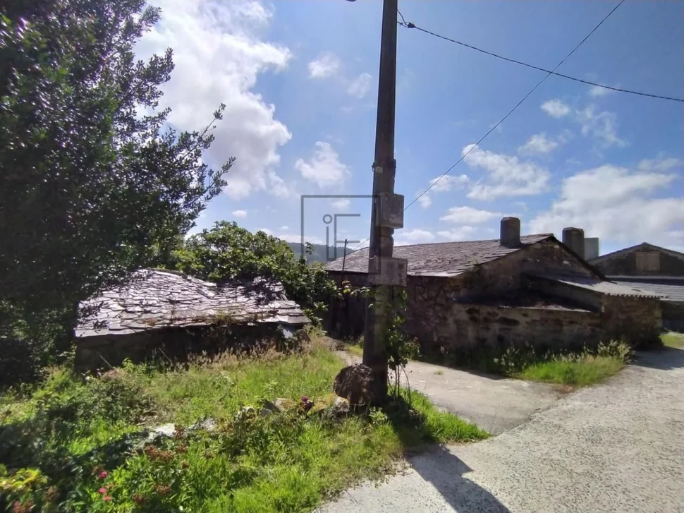 Se vende finca edificable de 944 mts ( somozas)