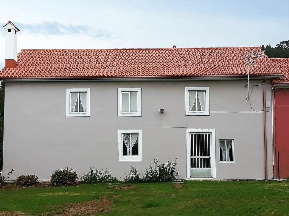 Casa adosada y totalmente amueblada con finca anexada