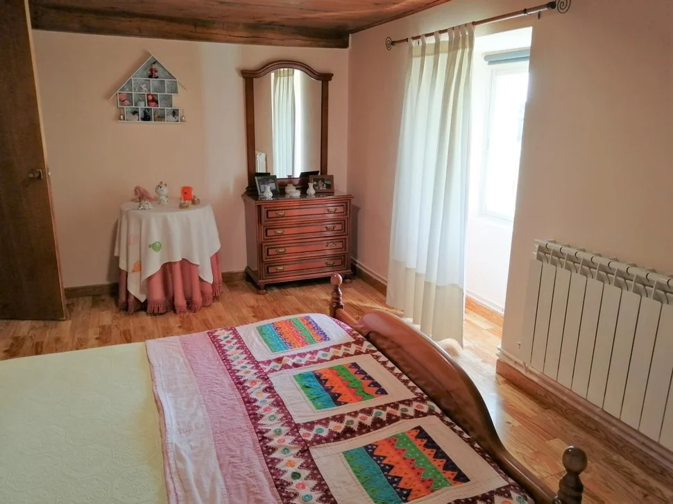 Casa adosada y totalmente amueblada con finca anexada