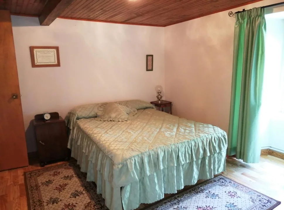 Casa adosada y totalmente amueblada con finca anexada