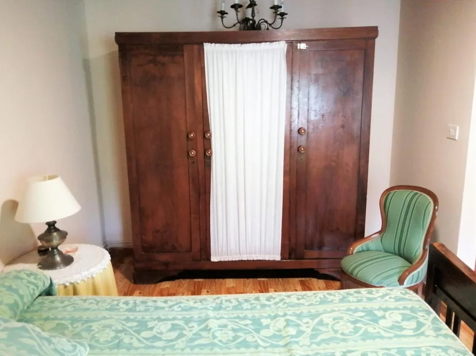 Casa adosada y totalmente amueblada con finca anexada