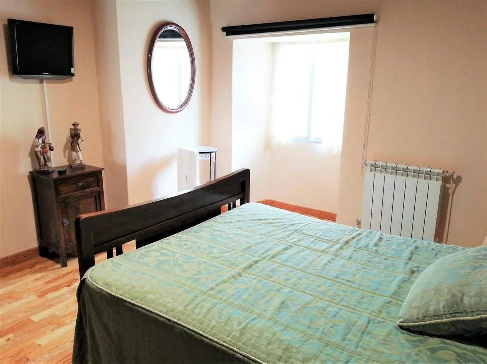 Casa adosada y totalmente amueblada con finca anexada