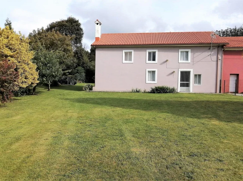 Casa adosada y totalmente amueblada con finca anexada