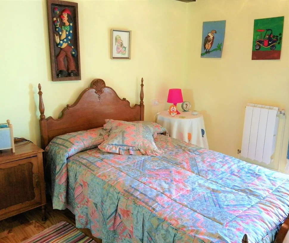 Casa adosada y totalmente amueblada con finca anexada