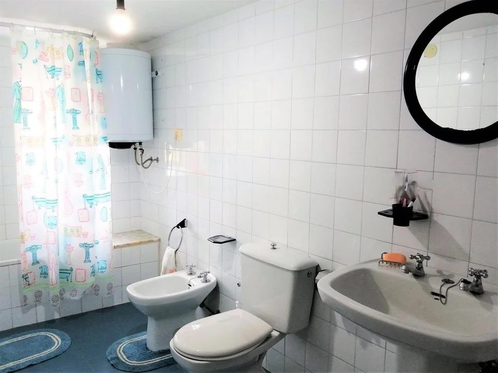 Casa adosada y totalmente amueblada con finca anexada