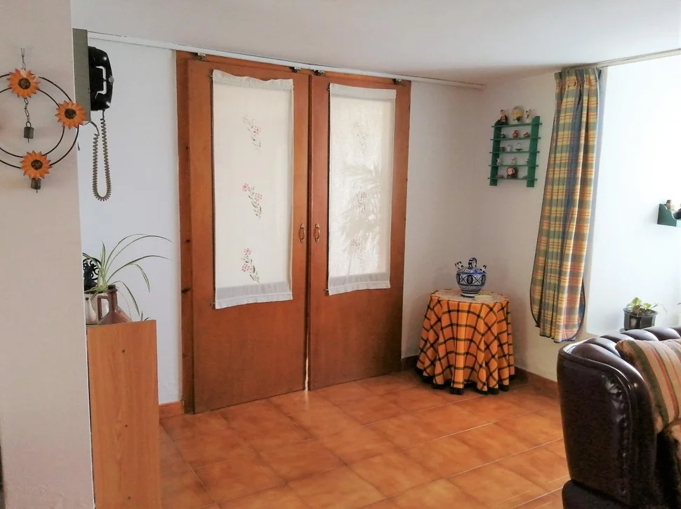 Casa adosada y totalmente amueblada con finca anexada