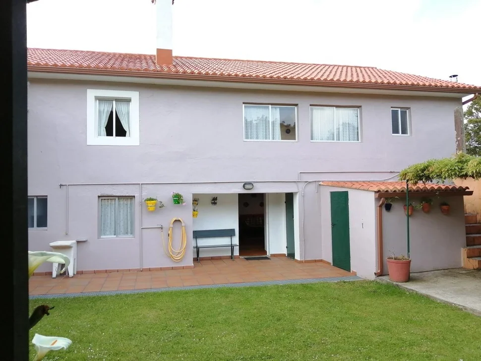 Casa adosada y totalmente amueblada con finca anexada