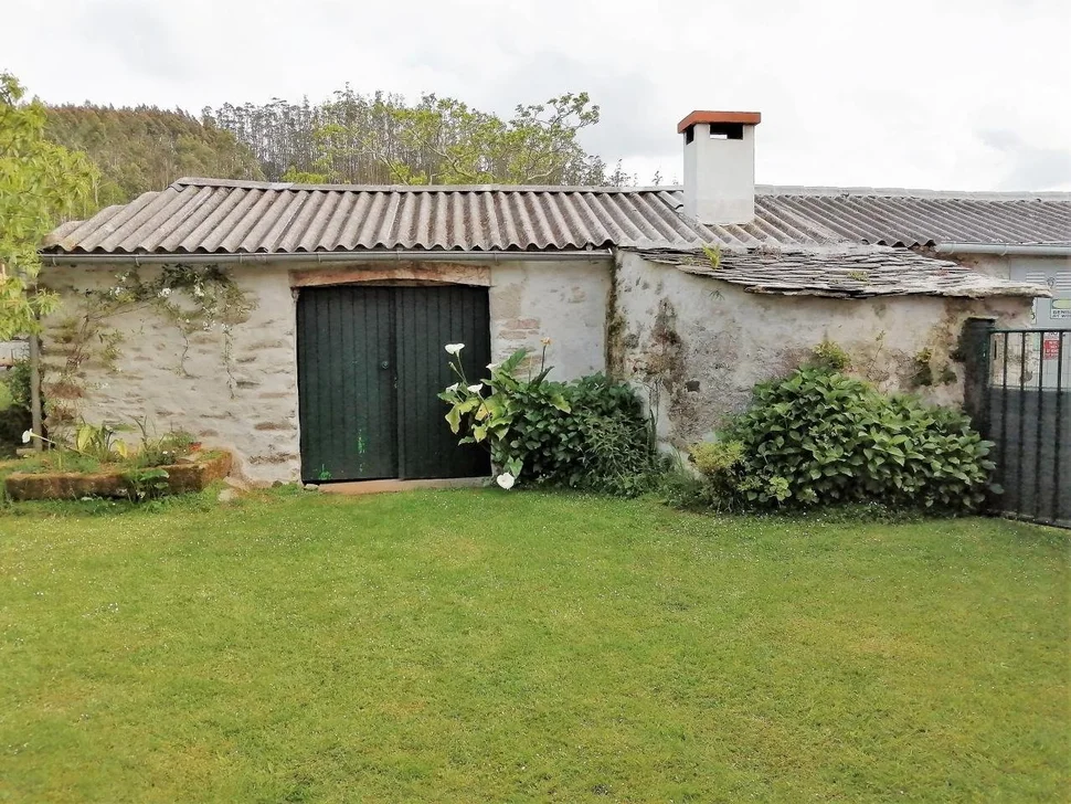 Casa adosada y totalmente amueblada con finca anexada