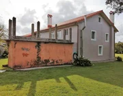 Casa adosada y totalmente amueblada con finca anexada