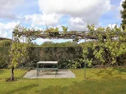 Casa adosada y totalmente amueblada con finca anexada