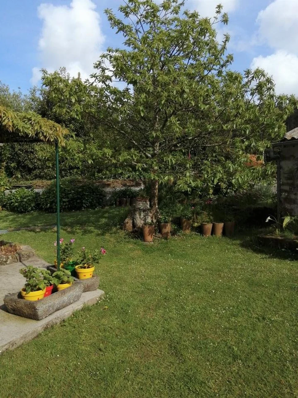 Casa adosada y totalmente amueblada con finca anexada