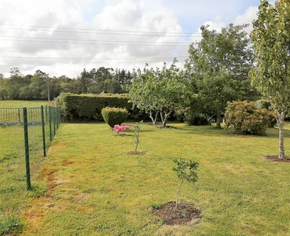 Casa adosada y totalmente amueblada con finca anexada