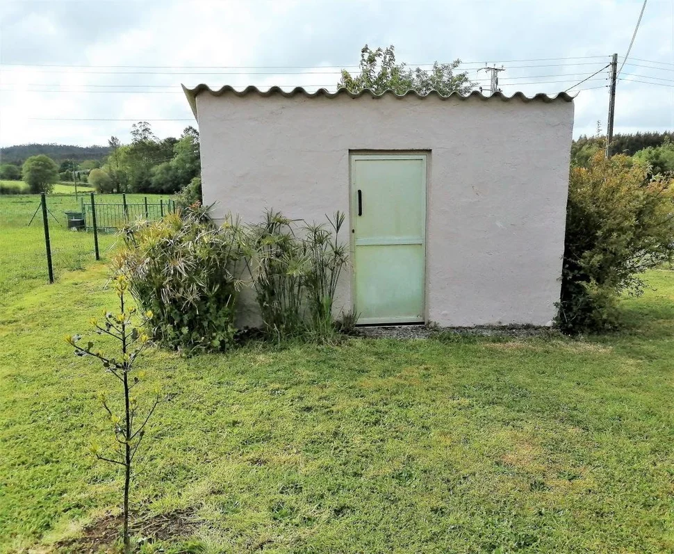 Casa adosada y totalmente amueblada con finca anexada