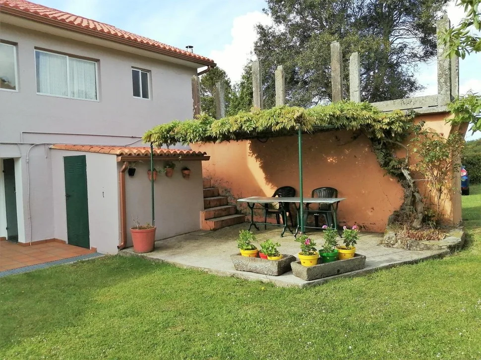 Casa adosada y totalmente amueblada con finca anexada